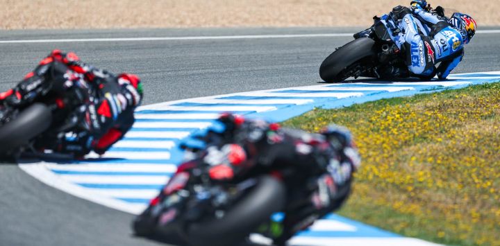 Imagen de Alex Márquez de España, del equipo BK8 Gresini Racing, lidereando la carrera durante el Gran Premio de España de Moto3 en el Circuito de Jerez-Angel Nieto, en Jerez, España.