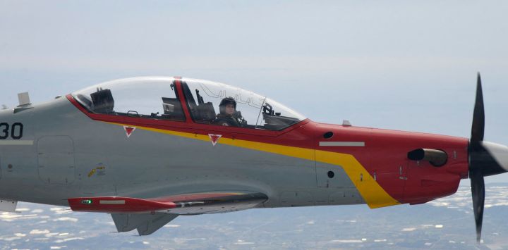 Esta fotografía publicada por la Casa Real española, muestra a la princesa Leonor realizando su segundo vuelo en solitario a bordo de un avión de entrenamiento Pilatus PC-21 de la Fuerza Aérea Española en la Academia del Aire y el Espacio de San Javier, cerca de Murcia.