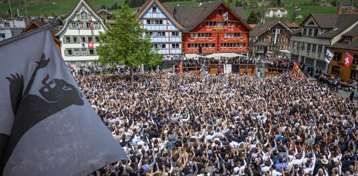 Los ciudadanos votan levantando la mano durante la Landsgemeinde, una votación pública tradicional y no secreta que se lleva a cabo por mayoría, en Appenzell, al este de Suiza. Esta asamblea al aire libre, que se celebra anualmente, permite a los ciudadanos con derecho a voto decidir directamente las leyes y políticas cantonales, preservando así una de las formas más antiguas de democracia directa en Suiza.
