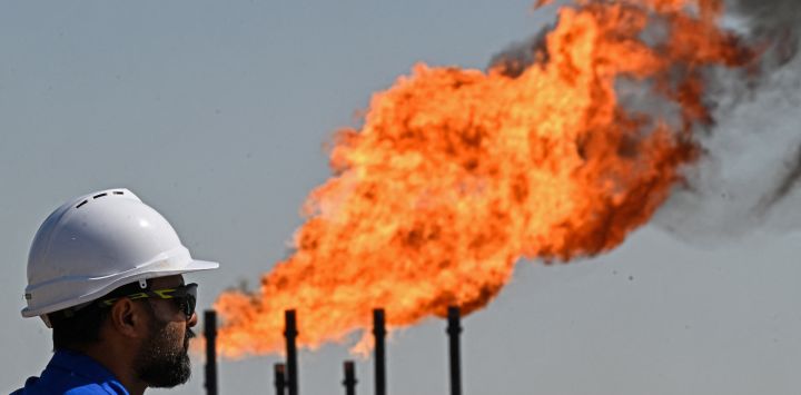 Un empleado de la Compañía Petrolera de Basora inspecciona el yacimiento de petróleo y gas Nahr Bin Umar en las afueras de la ciudad iraquí de Basora. A principios de este mes, Bagdad anunció haber alcanzado acuerdos con Estados Unidos e Irán para mitigar el impacto del bloqueo del estrecho de Ormuz en las exportaciones de petróleo iraquí.