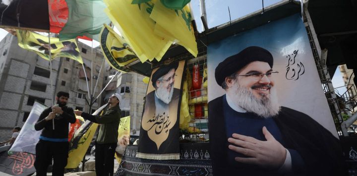 Una imagen del líder de Hezbolá, Hassan Nasrallah, asesinado por Israel en 2024, se ve mientras simpatizantes de Hezbolá se reúnen para una manifestación de solidaridad contra Estados Unidos e Israel en los suburbios del sur de Beirut. El Ministerio de Salud del Líbano informó que los ataques israelíes causaron la muerte de cuatro personas en el sur del país, a pesar del alto el fuego que se extendió esta semana en la guerra entre Israel y el grupo militante Hezbolá.