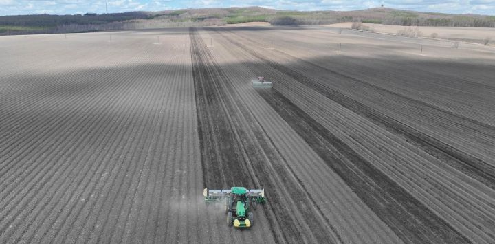 Vista aérea tomada con un dron de máquinas agrícolas fertilizando un campo en una empresa agrícola del Grupo Beidahuang, en la provincia de Heilongjiang, en el noreste de China. Agricultores de la provincia de Heilongjiang han estado ocupados recientemente con la producción agrícola de primavera.