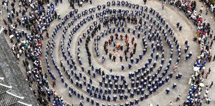 Vista aérea tomada con un dron de personas del grupo étnico dong participando en un evento para celebrar el Festival Sanyuesan, en el distrito de Zhenyuan, en la provincia de Guizhou, en el suroeste de China.