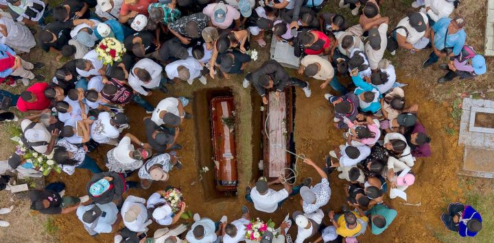 Vista aérea tomada mientras la gente asiste al entierro masivo de las víctimas de un atentado con bomba en la carretera, en el cementerio local de Cajibio, departamento del Cauca, Colombia. Doce de las 21 víctimas residían en el municipio de Cajibio. El ataque, el más mortífero contra civiles en décadas en el país, se produjo en vísperas de elecciones clave.