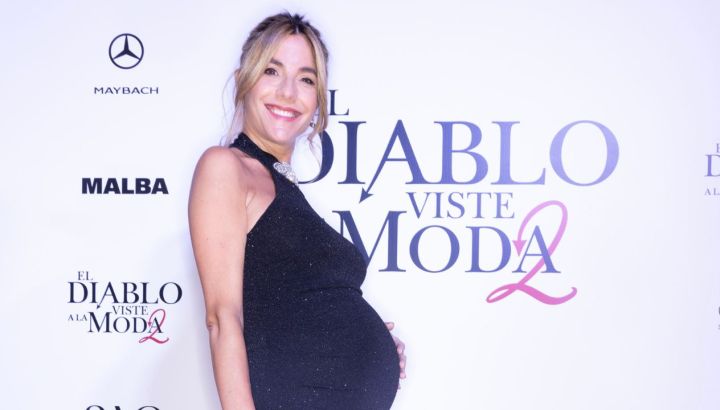 A horas de ser mamá, María Belén Ludueña deslumbró en la Avant Premiere de El Diablo viste a la moda con un look total black y taco aguja