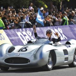 Franco Colapinto desplegó su mejor repertorio de maniobras. Y hasta se dio el lujo de manejar una réplica de la legendaria Flecha de Plata de Juan Manuel Fangio. | Foto:Cedoc