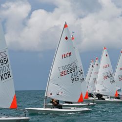 Atletas compiten durante la ILCA 4 Mujeres de la regata de vela en los VI Juegos Asiáticos de Playa, en Sanya, en la provincia de Hainan, en el sur de China. | Foto:Xinhua/Wei Hai