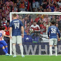 El delantero argentino del Atlético de Madrid, Julián Álvarez, anota el gol del empate desde el punto de penal durante el partido de ida de las semifinales de la Liga de Campeones de la UEFA entre el Club Atlético de Madrid y el Arsenal, disputado en el estadio Metropolitano de Madrid. | Foto:Pierre-Philippe Marcou / AFP