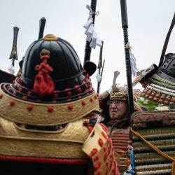 Participantes vestidos como guerreros samurái observan antes del inicio del segundo día del festival Hinode Sai, o Festival del Amanecer, que se celebra durante dos días en Ome, prefectura de Tokio. Este festival centenario, que anuncia la llegada de la primavera, congregó a cientos de fieles en una montaña de Tokio, donde sacerdotes sintoístas ataviados con túnicas encabezaron una procesión hacia un santuario sagrado en la cima. Se cree que el Hinode Sai, o Festival del Amanecer, se originó cuando ascetas errantes escalaron el monte Mitake en busca de la iluminación. Cada primavera, atrae a devotos de todo Japón a la cima de esta montaña, aún prácticamente virgen, situada a unos 55 kilómetros (30 millas) del área metropolitana de Tokio. | Foto:ANDREW CABALLERO-REYNOLDS / AFP