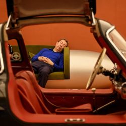 Un hombre duerme junto a un Mercedes-Benz 300SL Coupé de 1954 en el Salón del Automóvil de Pekín. | Foto:Greg Baker / AFP