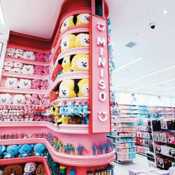 La clave de Miniso es convertir la visita al local en una experiencia lúdica y extravagante. Variedad, innovación y diseño en productos que parecen de lujo a precios accesibles. | Foto:Cedoc