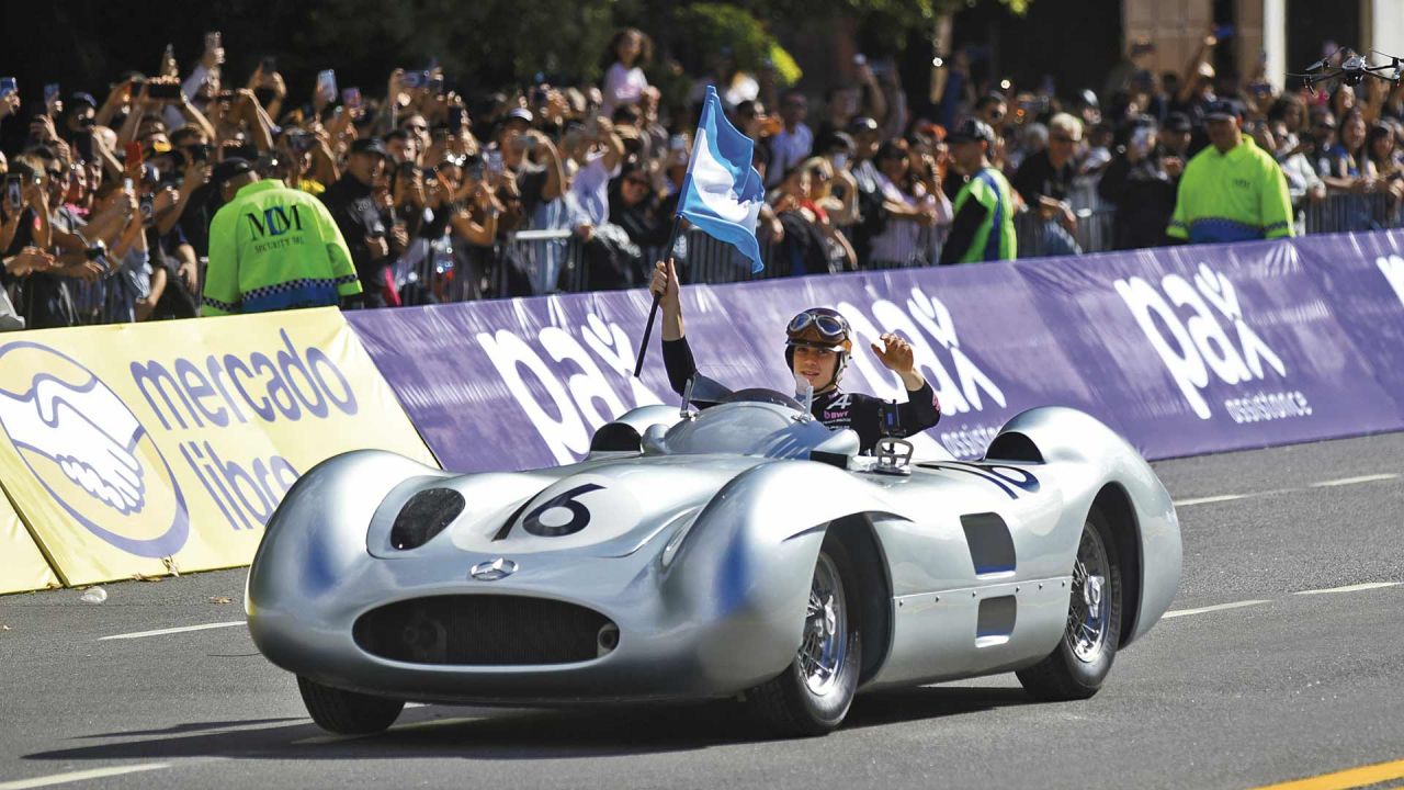 Franco Colapinto desplegó su mejor repertorio de maniobras. Y hasta se dio el lujo de manejar una réplica de la legendaria Flecha de Plata de Juan Manuel Fangio. | Foto:Cedoc