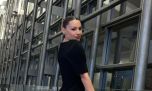 Pampita marca tendencia con su look total black: cuero y botas altas