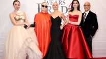 Anne Hathaway se adelanta a las tendencias que se llevaran en el verano 2050