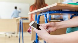 Córdoba debate prohibir el uso de celulares en escuelas municipales