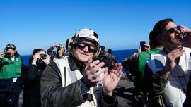Javier Milei visita el portaaviones estadounidense USS Nimitz durante un operativo naval conjunto en el Mar Argentino