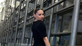 Pampita marca tendencia con su look total black: cuero y botas altas