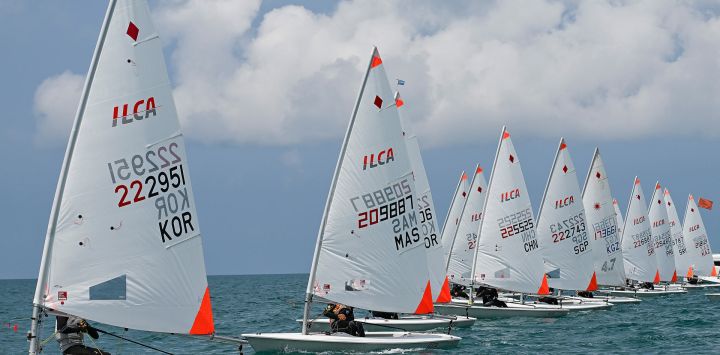 Atletas compiten durante la ILCA 4 Mujeres de la regata de vela en los VI Juegos Asiáticos de Playa, en Sanya, en la provincia de Hainan, en el sur de China.