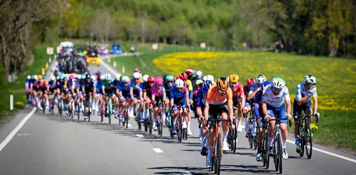 El belga Laurens De Plus, del equipo INEOS Grenadiers, pedalea durante la carrera élite masculina de la prueba ciclista de un día Lieja-Bastogne-Lieja del UCI World Tour, de 259,5 km desde Lieja, pasando por Bastogne, hasta Lieja.