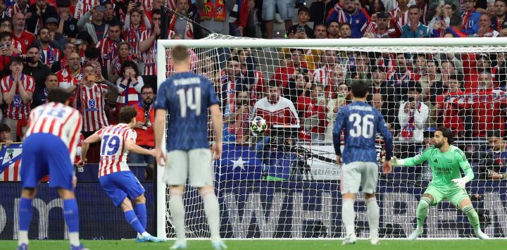 El delantero argentino del Atlético de Madrid, Julián Álvarez, anota el gol del empate desde el punto de penal durante el partido de ida de las semifinales de la Liga de Campeones de la UEFA entre el Club Atlético de Madrid y el Arsenal, disputado en el estadio Metropolitano de Madrid.