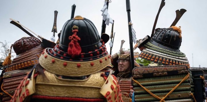 Participantes vestidos como guerreros samurái observan antes del inicio del segundo día del festival Hinode Sai, o Festival del Amanecer, que se celebra durante dos días en Ome, prefectura de Tokio. Este festival centenario, que anuncia la llegada de la primavera, congregó a cientos de fieles en una montaña de Tokio, donde sacerdotes sintoístas ataviados con túnicas encabezaron una procesión hacia un santuario sagrado en la cima. Se cree que el Hinode Sai, o Festival del Amanecer, se originó cuando ascetas errantes escalaron el monte Mitake en busca de la iluminación. Cada primavera, atrae a devotos de todo Japón a la cima de esta montaña, aún prácticamente virgen, situada a unos 55 kilómetros (30 millas) del área metropolitana de Tokio.
