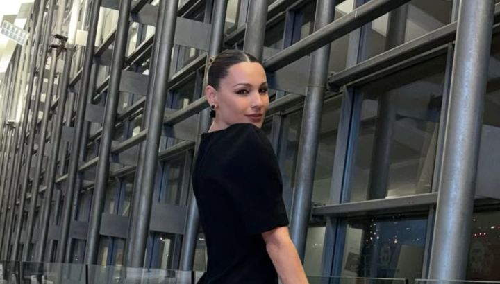 Pampita marca tendencia con su look total black: cuero y botas altas