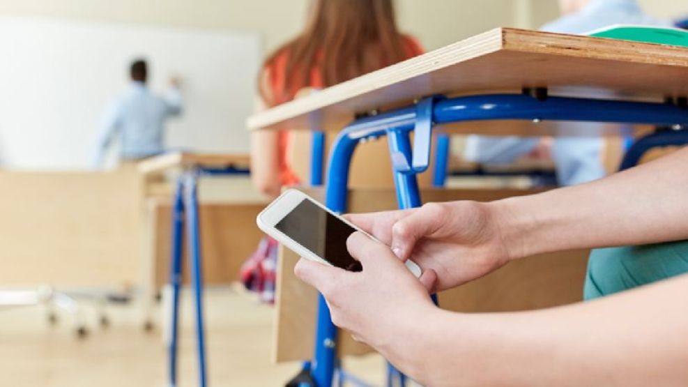 Córdoba debate prohibir el uso de celulares en escuelas municipales
