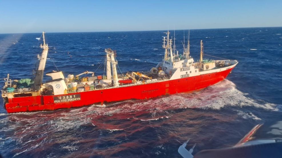 Prefectura aeroevacuó a un tripulante con múltiples fracturas