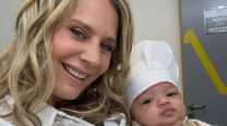 El tierno look invernal de Isidro, el hijo de Rocío Marengo y Eduardo Fort: conjunto monocromático y peluche