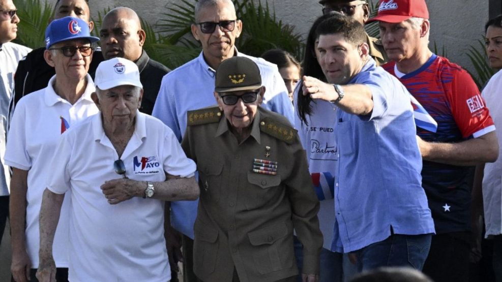 El expresidente de Cuba, Raúl Castro, el presidente Miguel Díaz-Canel en la concentración por el Día Internacional de los Trabajadores, en La Habana