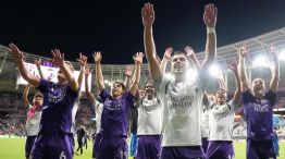Festejo de jugadores de Orlando con la tribuna tras la victoria