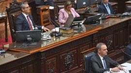 Intrigas sobre un diálogo a los dos lados de la polarización para evitar el naufragio de Adorni