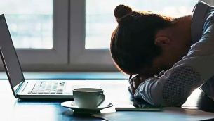 030526_mujer_cansancio_sueño_trabajo_cedoc_g