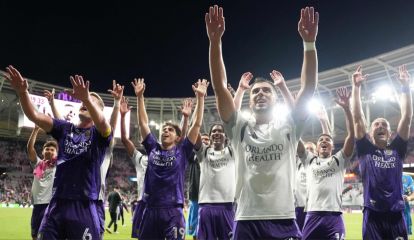 Festejo de jugadores de Orlando con la tribuna tras la victoria