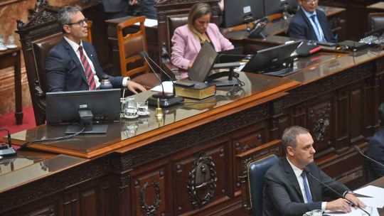 Intrigas sobre un diálogo a los dos lados de la polarización para evitar el naufragio de Adorni