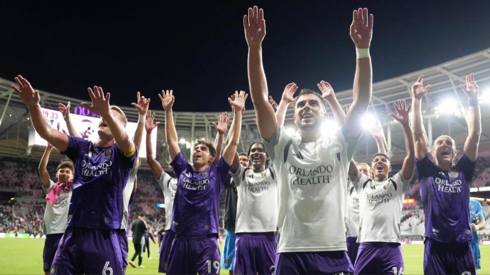 Festejo de jugadores de Orlando con la tribuna tras la victoria