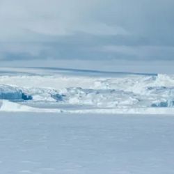 Mientras la superficie congelada del océano crece, las reservas de hielo milenario retroceden sin pausa.