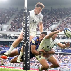 El zaguero argentino del Bath, Santi Carreras (derecha), es tacleado por el ala neozelandés del Bordeaux-Begles, Salesi Rayasi (centro), durante el partido de semifinales de la Copa de Campeones de Europa de rugby entre el Union Bordeaux Belges (UBB) y el Bath Rugby en el estadio Atlantique Bordeaux Metropole en Burdeos, al suroeste de Francia. | Foto:ROMAIN PERROCHEAU / AFP