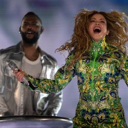 La cantante colombiana Shakira actúa durante un concierto gratuito en la playa de Copacabana, en Río de Janeiro, Brasil. | Foto:PABLO PORCIUNCULA / AFP
