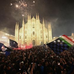 Los hinchas del Inter de Milán celebran en la Piazza Duomo después de que su equipo consiguiera su 21.º Scudetto tras el partido de la Serie A italiana entre el Inter de Milán y el Parma, disputado en Milán. | Foto:PIERO CRUCIATTI / AFP
