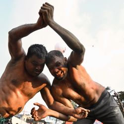Luchadores compiten durante el Jabbar's Boli Khela, una competición de lucha tradicional en Chittagong, Bangladés. | Foto:MUNIR UZ ZAMAN / AFP