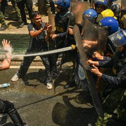 Manifestantes se enfrentan a la policía durante una protesta para conmemorar el Día Internacional del Trabajo en Manila, Filipinas. | Foto:JAM STA ROSA / AFP
