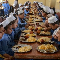 Niños huérfanos afganos almuerzan en el orfanato Mohammadi en Kandahar. | Foto:Sanaullah Seiam / AFP