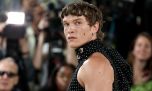 Ni traje ni corbata: Connor Storrie sorprendió en la MET Gala con la tendencia que desafía la moda masculina