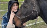 Lilia Lemoine terminó con el pómulo hinchado por "cabalgar a pelo"