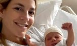 La primera imagen de María Belén Ludueña y su hijo, Vito, fuera del hospital