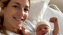 La primera imagen de María Belén Ludueña y su hijo, Vito, fuera del hospital