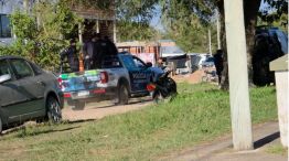 buscan a un hombre en esquina