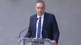 Lo que Manuel Adorni tapa