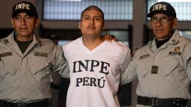 Rapado, de blanco y con un fuerte operativo: así es la extradición de "Pequeño J" a la Argentina